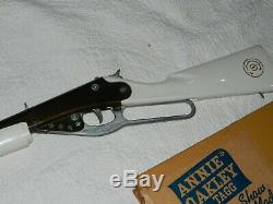 1958 Annie Oakley Toy Pop Gun Rifle by the Daisy Co. Plymouth Mich rare finish