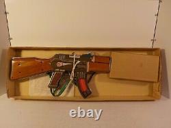 A111 Vintage ME 614 TIN TOY Rifle / GUN BATTERY OPERATED (New Old Stock)