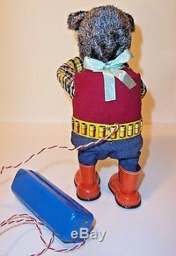 MINT 1950's BATTERY OPERATED SHOOTING BEAR WITH SMOKING GUN VINTAGE HUNTING TOY