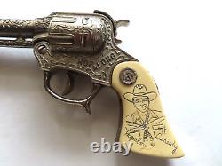 Pair of Hopalong Cassidy cap guns by Wyandotte in excellent condition