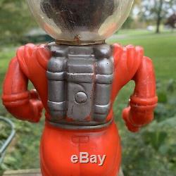 VINTAGE IRWIN SPACEMAN FROM MARS With RAY GUNS WIND UP TOY. 1950's