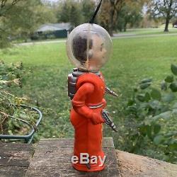 VINTAGE IRWIN SPACEMAN FROM MARS With RAY GUNS WIND UP TOY. 1950's
