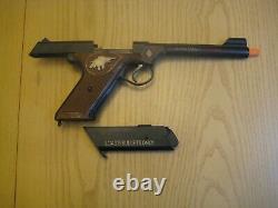 VINTAGE JOHNNY EAGLE MAGUMBA RIFLE & PISTOL CHILD GUN SET with WALL PLAQUE NICE