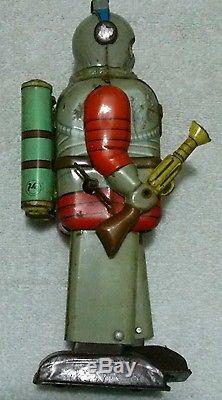 VINTAGE TN JAPAN TIN TOY ASTRONAUT WIND UP 7 3/4 TALL ROBOT with SPACE GUN