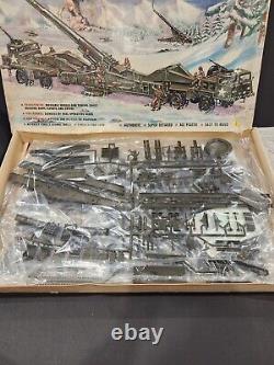 VTG 1950s SNAP ATOMIC CANNON WITH TWO GUN TRANSPORTERS MODEL KIT# 153-398 USA