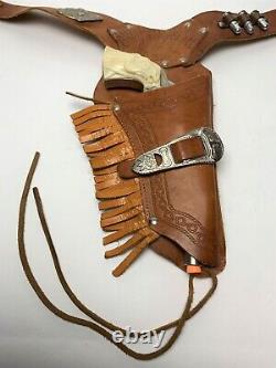 Vintage 1950's Davy Crockett Toy Cap Gun + Davy Crockett The Alamo Holster