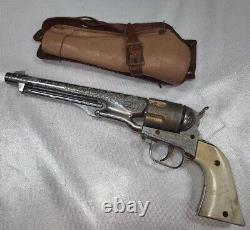 Vintage TOY Colt 45 Hubley Cap GUN 5 Bullets and HOLSTER TOY GUN